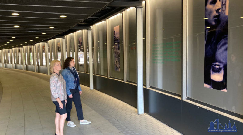 Oberbürgermeisterin Christiane Blatt betrachtet die touristischen Abbildungen, die durch die Aufhellung der Unterführung in einem neuen Licht erstrahlen. (Foto: Stadt Völklingen, S.Feß)