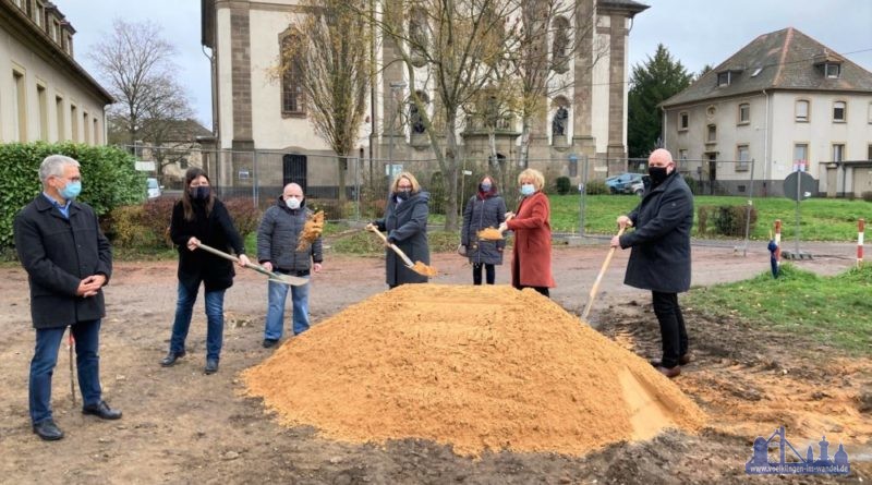 Gemeinsamer Spatenstich: Elke Birn-Mahr von der Versöhnungskirchengemeinde Völklingen gibt zusammen mit Oberbürgermeisterin Blatt und Bürgermeister Sellen den Startschuss für den neuen Martin-Luther-Platz. (Bilder: Stadt Völklingen, S.Feß)