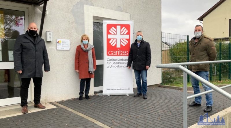 Bürgermeister Christof Sellen, Oberbürgermeisterin Christiane Blatt, Caritasdirektor Michael Groß und Stadtteilsprecher Michael Lauer vor dem Gebäude in der Zilleichstraße 2.