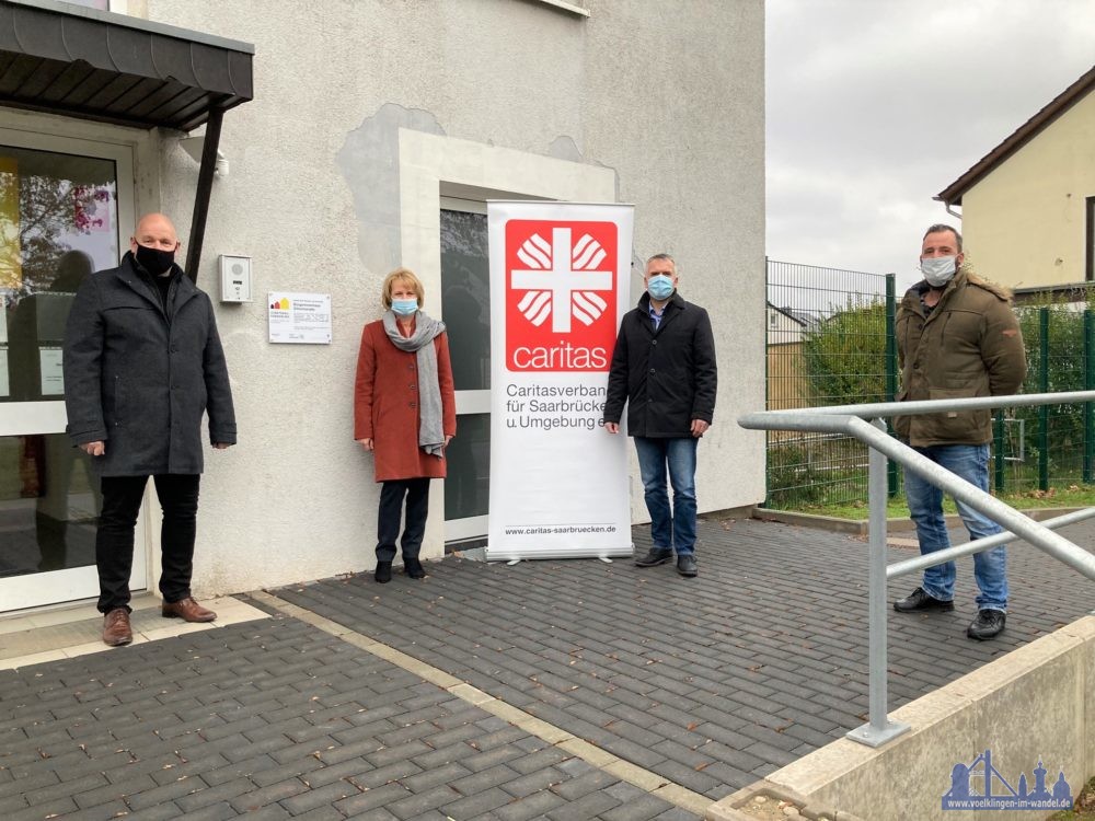 Bürgermeister Christof Sellen, Oberbürgermeisterin Christiane Blatt, Caritasdirektor Michael Groß und Stadtteilsprecher Michael Lauer vor dem Gebäude in der Zilleichstraße 2.