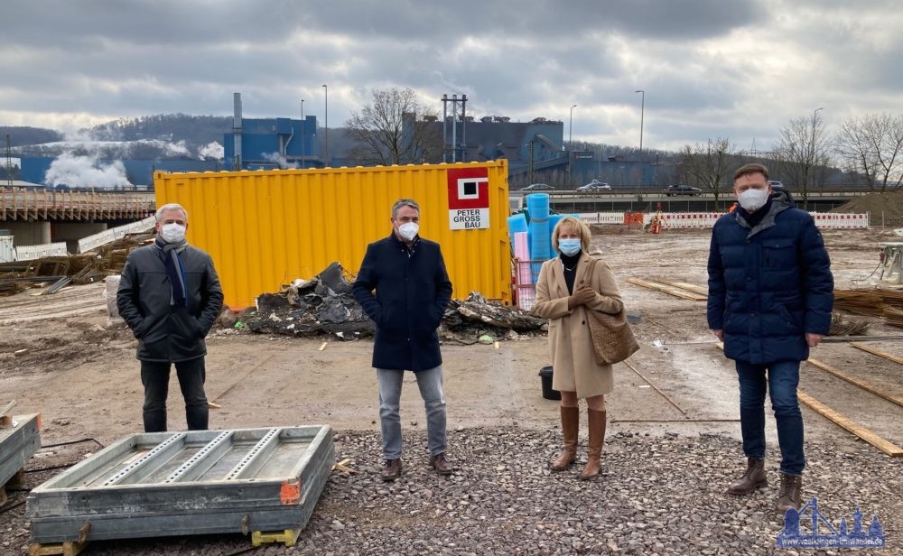 V.l.n.r.: Stadtplaner Michael Zimmer, Fachbereichsleiter "Technische Dienste" Heinz Beck, Oberbürgermeisterin Christiane Blatt und Michael Röther auf der Baustelle des Modepark Röther (Quelle: Stadt Völklingen, S.Feß)