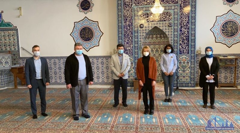 V.l.n.r.: Fatih Pınar (Imam in der Moschee „Merkez Efendi“), Yüksel Acar (Vorsitzender des Vereins zur Förderung der Integration und Bildung), Halil Urhan (Vorsitzender des Landesverbands Islamischer Kulturzentren Saarland), Oberbürgermeisterin Christiane Blatt, Rachida Mathieu (Integrationsbeauftragte der Stadt Völklingen) und Kiymet Kirtas (Vorsitzende des Integrationsbeirates Völklingen). Foto: Stadt Völklingen / S. Feß