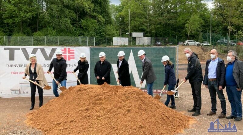Baubeginn für die neue Sporthalle des TV Völklingen: Christiane Blatt, Peter Gillo, Hans Netzer, die Fraktionsvorsitzenden sowie die Verantwortlichen des Bauunternehmens geben den Startschuss. (Quelle: Stadt Völklingen, S.Feß)
