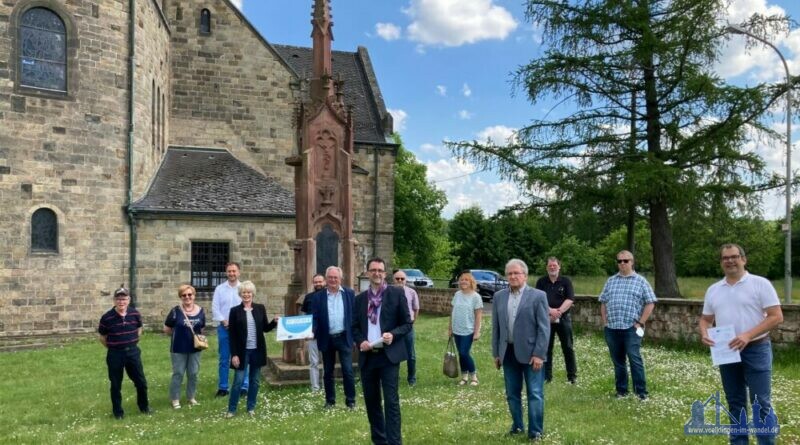 Oberbürgermeisterin Christiane Blatt und Lauterbachs Ortsvorsteher Dieter Peters freuen sich u.a. gemeinsam mit Jean und Emanuel Schuler (ehem. und amtierender Bürgermeister von Spittel) über die Bescheidübergabe von Umweltminister Reinhold Jost (Stadt Völklingen, S. Feß).