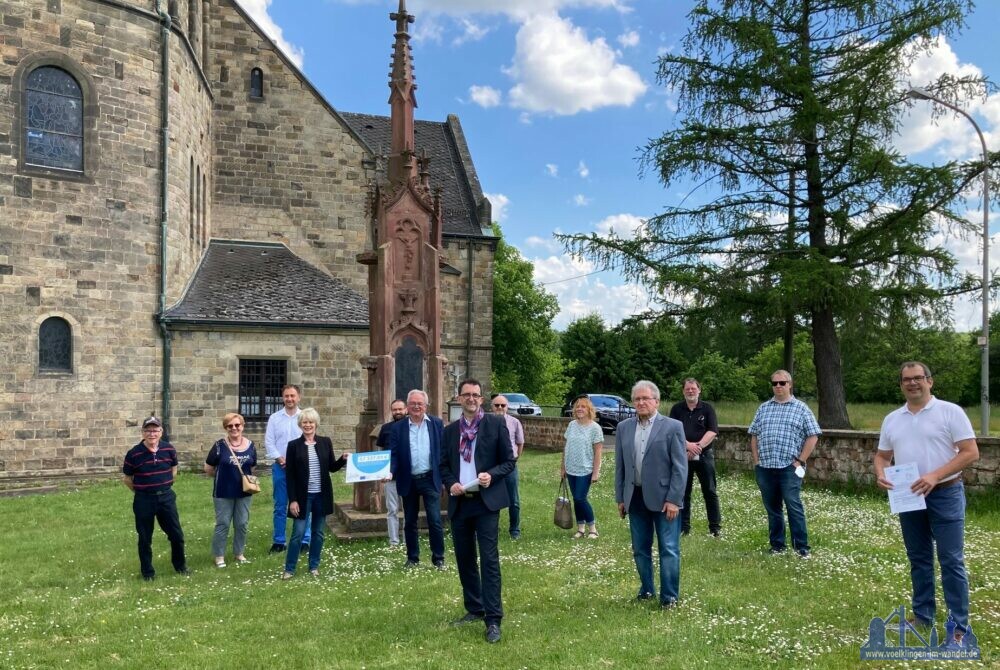 Oberbürgermeisterin Christiane Blatt und Lauterbachs Ortsvorsteher Dieter Peters freuen sich u.a. gemeinsam mit Jean und Emanuel Schuler (ehem. und amtierender Bürgermeister von Spittel) über die Bescheidübergabe von Umweltminister Reinhold Jost (Stadt Völklingen, S. Feß).