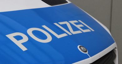 Diebstahl von zwei Katalysatoren Motorhaube eines Polizei-Fahrzeugs von Andreas Hell - Völklingen im Wandel ist lizenziert unter einer Creative Commons Namensnennung - Weitergabe unter gleichen Bedingungen 4.0 International Lizenz.