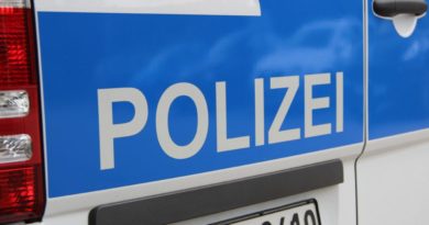 Vandalismus auf einer Baustelle Polizei von Andreas Hell - Völklingen im Wandel ist lizenziert unter einer Creative Commons Namensnennung - Weitergabe unter gleichen Bedingungen 4.0 International Lizenz.