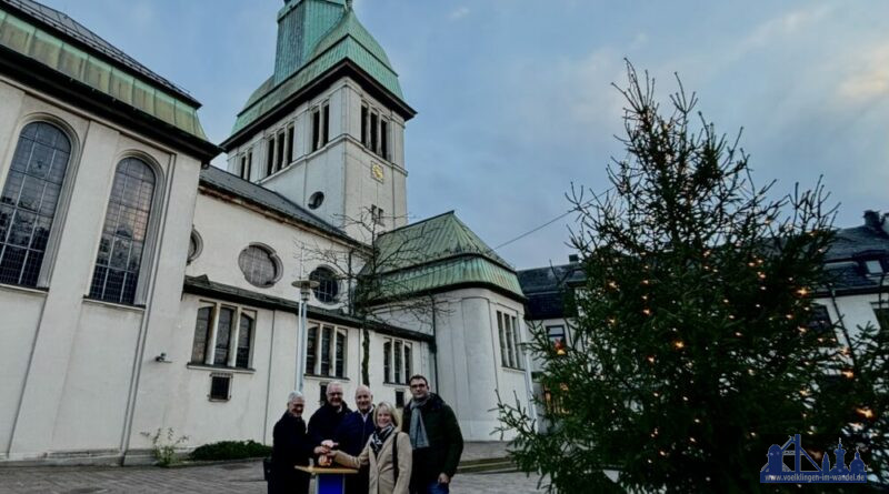 Bild (Stadt Völklingen): V.r.n.l.: GWIS-Geschäftsführer Lars Hüsslein, Oberbürgermeisterin Christiane Blatt, Bürgermeister Christof Sellen, Christian Duchene (Vorsitzender Völklinger Wirtschaftskreis) und Ortsvorsteher Stephan Tautz schalten gemeinsam die Weihnachtsbeleuchtung ein.