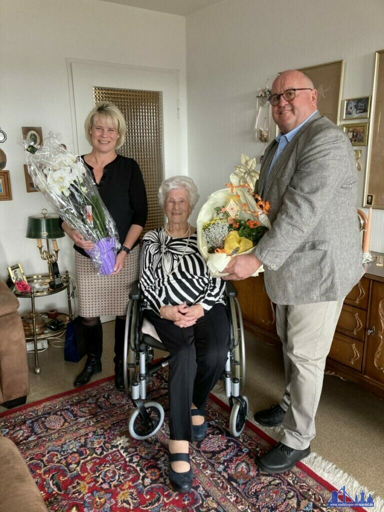 Oberbürgermeisterin Christiane Blatt und Norbert Degen (RV Saarbrücken) gratulieren Käthe Kamy zum 100. Geburtstag. (Stadt Völklingen, S.Feß)