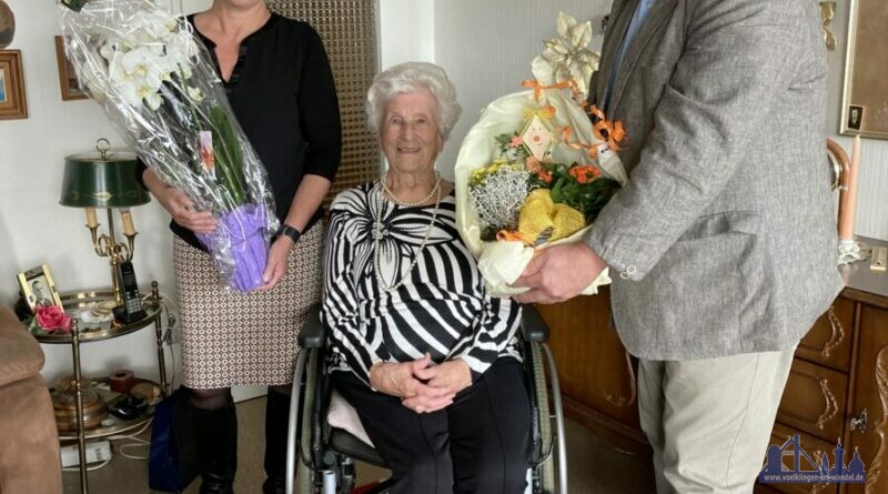 Oberbürgermeisterin Christiane Blatt und Norbert Degen (RV Saarbrücken) gratulieren Käthe Kamy zum 100. Geburtstag. (Stadt Völklingen, S.Feß)