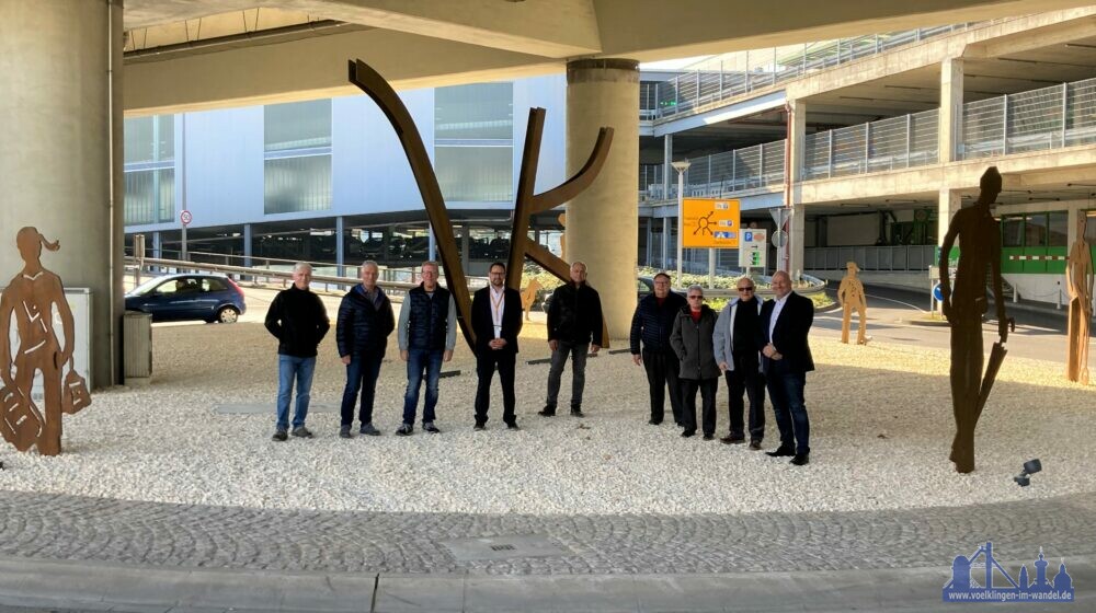 Mitwirkende bei der Kreiselgestaltung (v.l.n.r.): Michael Kloster (Zait & Kloster GmbH), Jürgen Biegel (Stadtwerke), Rainer Altmayer (Stadt Völklingen), Sebastian Fischer (Globus-Geschäftsleiter), Michael Zimmer (Stadt Völklingen), Knut Schmitt (Ingenieur), Künstler Horst Reinsdorf mit Ehefrau und Bürgermeister Christof Sellen (Bild: Stadt Völklingen, S.Feß)