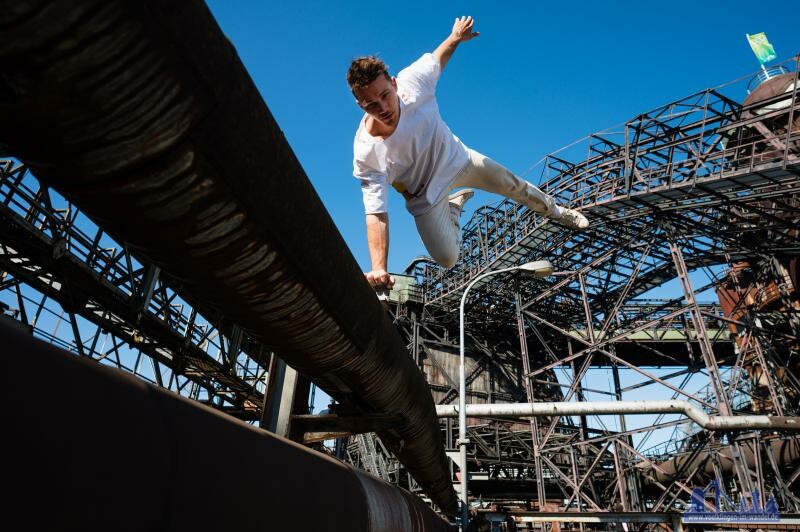 Salto vor der Hochofengruppe: Jason Paul im Weltkulturerbe Völklinger Hütte © Oliver Dietze / Weltkulturerbe Völklinger Hütte