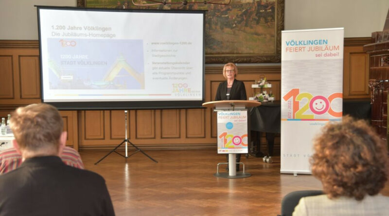 Oberbürgermeisterin Blatt präsentiert das Programm und die Webseite zum Stadtjubiläum. (Quelle: BeckerBredel)