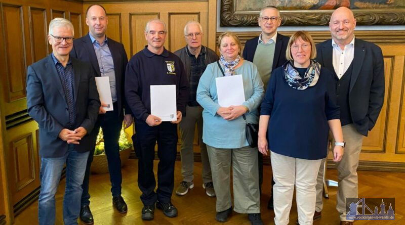 Von links: Oberbürgermeister Stephan Tautz, Kevin Hewer, Rafael Mailänder, Frank Freund, Juanita Laval-Wolf, Christof Theis, Petra Kiefer und Bürgermeister Christof Sellen - es fehlen: Ute Vollrath, Anja Haßler, Anke Klein, Ralf Breitbarth, Thomas Willems und Simone Haselmann (Bild: Stadt Völklingen)