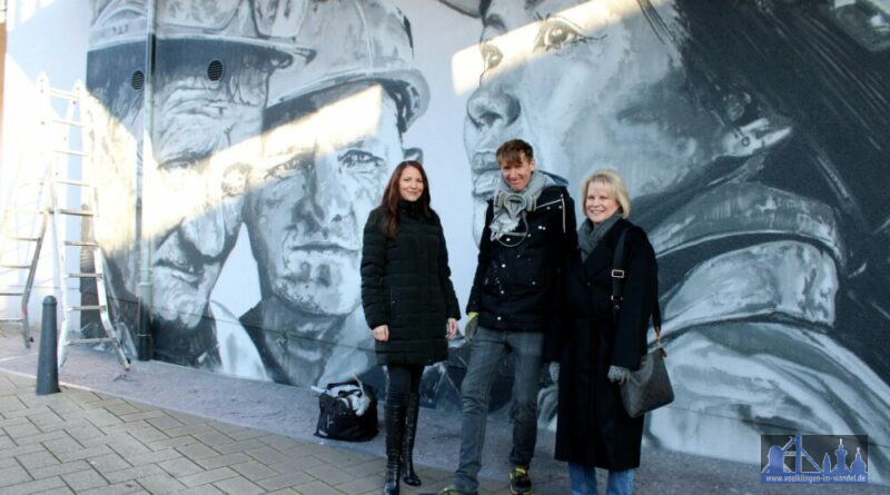 Bei der Präsentation des fast fertigen Wandgemäldes: Citymanagerin Karin Telke, Streetart-Künstler Hendrik Beikirch und Oberbürgermeisterin Christiane Blatt (v. l.).