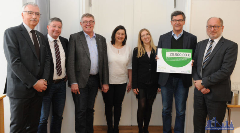 (v.r.n.l.) Staatssekretär Roland Krämer überreicht Regionalverbandsdirektor Peter Gillo, im Beisein von Dr. Katharina Smola (Regionalverband), Anke Klein-Brauer (Regionalmanagerin der LEADER-Region Warndt-Saargau), Jörg Dreistadt (Bürgermeister Großrosseln), Thomas Unold (Fachdienstleiter für Regionalentwicklung und Planung) und Gérard Bruck (Präsident Parc Explor Wendel), den Scheck. Foto: Stephan Hett / Regionalverband Saarbrücken