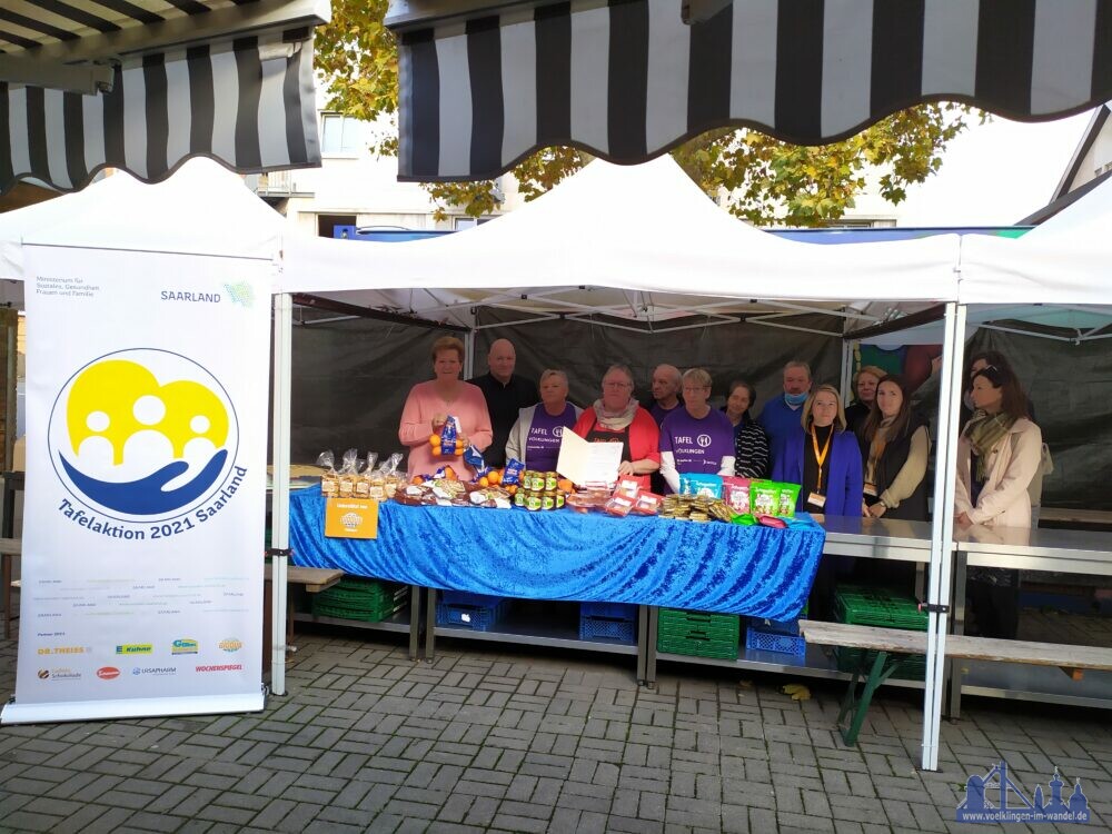 Sozialministerin Monika Bachmann (l.) und Bürgermeister Christof Sellen (2.v.l.) mit den ehrenamtlichen Helferinnen und Helfern der Tafel in Völklingen. (Quelle: Stadt Völklingen / Anne Bartelt)