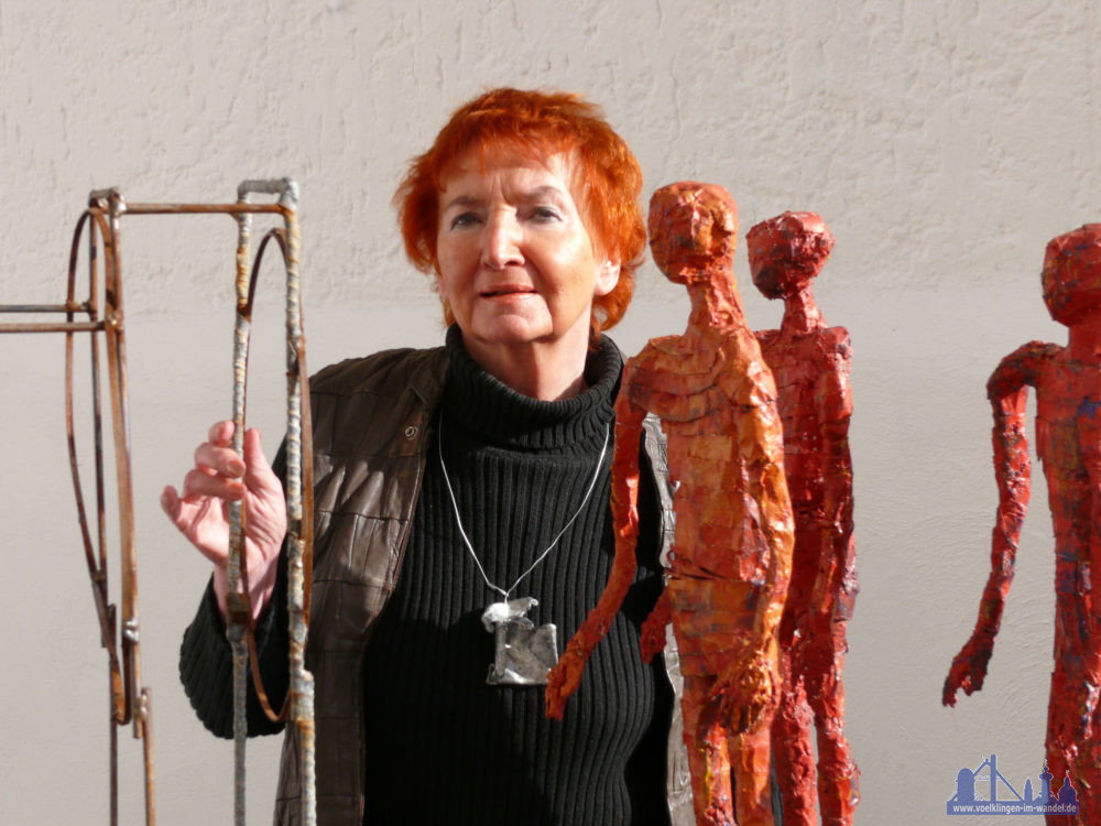 Inge Andler-Laurenz mit ihren Figuren | Foto: Stadt VK