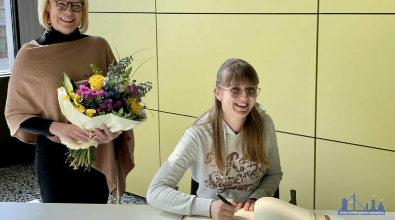 Leichtathletin Nicole Nicoleitzik mit Oberbürgermeisterin Christiane Blatt beim Eintrag ins Goldene Buch der Stadt Völklingen Bild: Lars Hüsslein, Stadt Völklingen