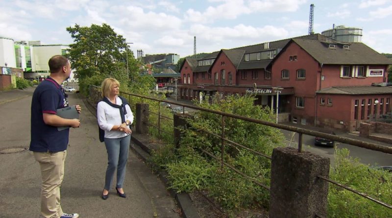 Oberbürgermeisterin Christiane Blatt und Stadtführer Christian Müller blicken in Richtung des Alten Bahnhofs. (Bild: Saarländischer Rundfunk)