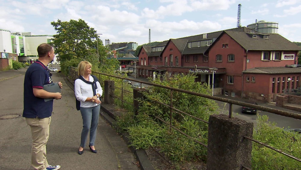 Oberbürgermeisterin Christiane Blatt und Stadtführer Christian Müller blicken in Richtung des Alten Bahnhofs. (Bild: Saarländischer Rundfunk)