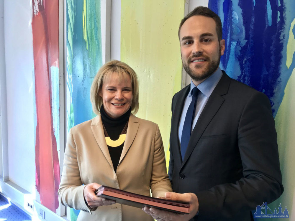 Julian Wollscheidt, neuer Geschäftsführer der Stadtwerke Völklingen Holding GmbH gemeinsam mit Oberbürgermeisterin Christiane Blatt als Vertretrin der Gesellschafterin Stadt Völklingen Fotonachweis: Stadt Völklingen / Lars Hüsslein