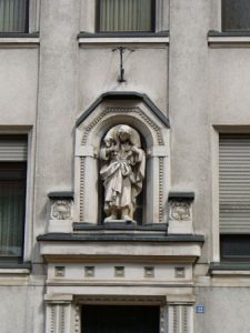 Details an der Kirchenfassade (Foto: Hell)
