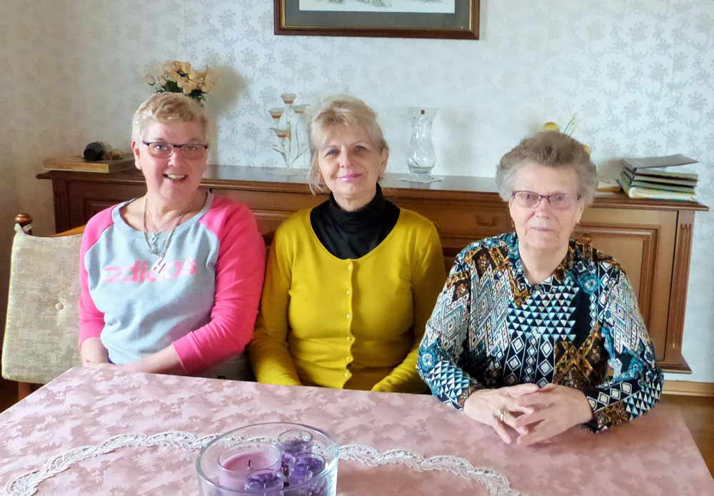 „Die fragen auch von sich aus nach, ob alles stimmt und kommen mal vorbei, um nach dem Rechten zu sehen.“, stellt die begeisterte Pflegeherzen-Kundin fest. Auf dem Foto: Aleksandra zwischen Frau Schneider und Ingrid (Pflegeherzen)