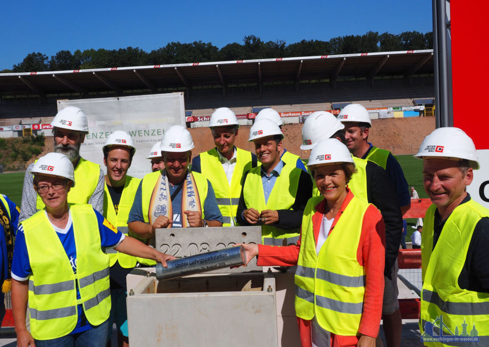 Grundsteinlegung zum Umbau des Ludwigsparkstadions: Die Zeitkapsel wird in den Grundstein gelegt (Foto: Landeshauptstadt Saarbrücken)