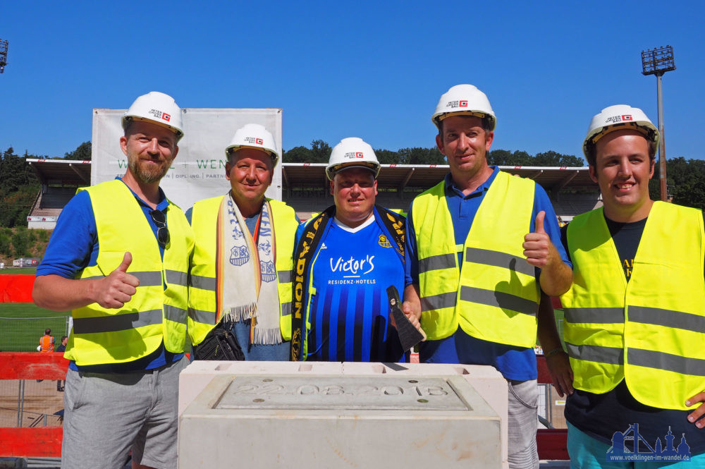 FCS-Fans stolz vor dem Grundstein  (Foto: Landeshauptstadt Saarbrücken)