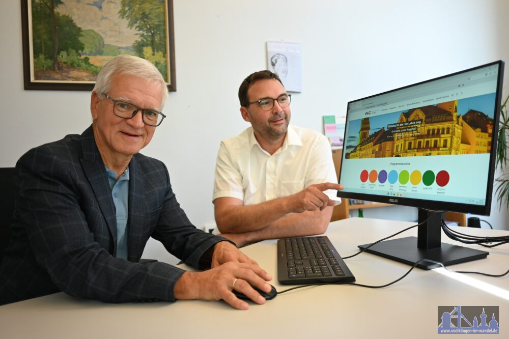 Oberbürgermeister Stephan Tautz und VHS-Direktor Lars Hüsslein vor der neuen vhs-Webseite. (Foto: Stadt Völklingen/Michael Obenland)