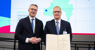 Thomas Haböck (re.) bei der Übergabe der Förderurkunde zur Gigabitförderung 2.0 durch Bundesdigitalminister Dr. Karsten Wildberger (li.) in Berlin. Bild: Thomas Haböck