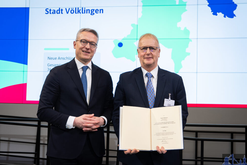 Thomas Haböck (re.) bei der Übergabe der Förderurkunde zur Gigabitförderung 2.0 durch Bundesdigitalminister Dr. Karsten Wildberger (li.) in Berlin.Bild: Thomas Haböck