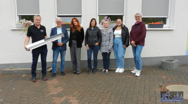 V.l.n.r. Markus Krieger (Geschäftsführer der Bauelemente Krieger GmbH), Oberbürgermeister Stephan Tautz, Linda Baldauf (Projektleiterin), Beate Ludes (stellv. Fachdienstleiterin FD55), Sonja Müller (Konrektorin GGTS Heidstock-Luisenthal), Angel Kirchen (Hortleiterin) und Heike Bremer (Integrationshelferin). Bild: Stadt Völklingen