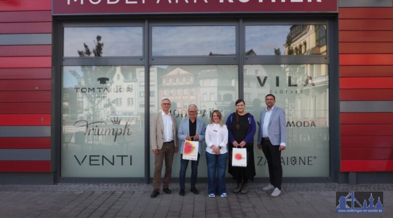 Heimatshoppen am 13. September 2025 in Völklingen. (V.l.n.r. Christof Theis, Leiter des Referates für Wirtschaft, Stadtmarketing und Tourismus der Stadt Völklingen, Oberbürgermeister Stephan Tautz, Modepark Röther-Filialleiterin Maria Schmitt, Projektleiterin "Heimatshoppen" Doreen Fischer und GWIS-Geschäftsführer Lars Hüsslein) Bild: Stadt Völklingen