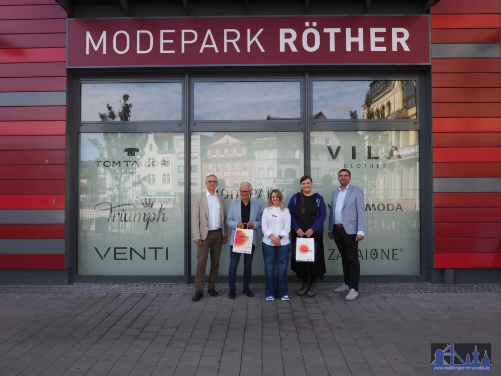 Heimatshoppen am 13. September 2025 in Völklingen. (V.l.n.r. Christof Theis, Leiter des Referates für Wirtschaft, Stadtmarketing und Tourismus der Stadt Völklingen, Oberbürgermeister Stephan Tautz, Modepark Röther-Filialleiterin Maria Schmitt, Projektleiterin "Heimatshoppen" Doreen Fischer und GWIS-Geschäftsführer Lars Hüsslein) Bild: Stadt Völklingen