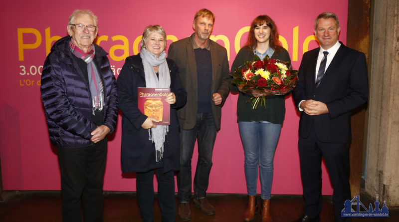 Die einhunderttausendste Besucherin Camille Marbach aus dem elsässischen Scherwiller wurde von den beiden Geschäftsführern des Weltkulturerbes Völklinger Hütte, Michael Schley und Arno Harth, empfangen Copyright Foto: Weltkulturerbe Völklinger Hütte/Karl Heinrich Veith