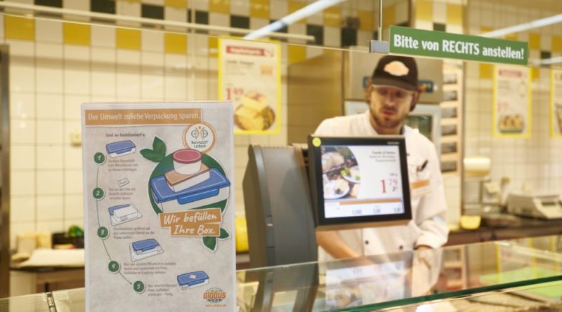 Globus arbeitet kontinuierlich an der Reduzierung von Plastikverpackungen. An den Frischetheken können die Kunden beispielsweise ihre selbst mitgebrachten Boxen befüllen lassen. (Bildnachweis: Tom Gundelwein)