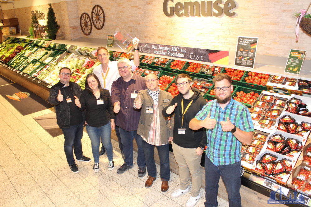 Globus freut sich über die erneute Auszeichnung mit dem "Fruchthandel Magazin Retail Award". (v.l.n.r. Marco Röder / Teamleiter Globus Losheim, Stefanie Matysiack / Teamleiterin Globus Homburg-Einöd, Tim Strübing / Geschäftsbereichsleiter O&G, Sadat Pajaziti / Teamleiter Globus Saarlouis, Alfred Mergarten / Teamleiter Globus Saarbrücken-Güdingen, Andreas Weis / Teamleiter Sankt Wendel, Stephen Holtz / Teamleiter Völklingen). (Bildnachweis: Globus SB-Warenhaus)