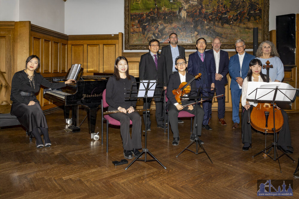 v.l.n.r: Dr. Min Jeong Kang (Klavier und künstlerische Leiterin), Jooyoen Kim (Flöte), Younggun Lee (Bratsche) und Jieun Yang (Cello); dahinter: Jae Sun Byun (stellv. Vorsitzender der DKG RV Saarland und Vorsitzender des Vereins der Koreaner im Saarland, Lars Hüsslein (Fachdienstleiter Kultur/VHS-Direktor), Herr Min Jaehoo (Botschaftsleiter der Botschaft der Republik Korea Außenstelle Bonn), Bürgermeister Christof Sellen, Oberbürgermeister Stephan Tautz, Anke Hinze (Vorstandsmitglied DKG RV Saarland)Bild: Klaus Hinze
