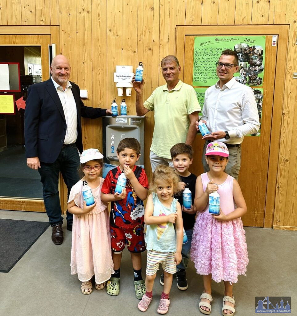 An der Aktion beteiligten sich: v.l.n.r. Christof Sellen, Bürgermeister der Mittelstadt Völklingen, Jörg Reichert, Teamleiter strömende Medien bei der Stadtwerke Völklingen Netz GmbH, Sascha Bös, Geschäftsführer der Stadtwerke Völklingen Netz GmbH zusammen mit den Nachwuchs- experten für Trinkwasserqualität: die Kinder der Kita Röntgenstraße in Völklingen Bildrechte: Stadtwerke Völklingen Holding GmbH; Bild frei zur redaktionellen Verwendung