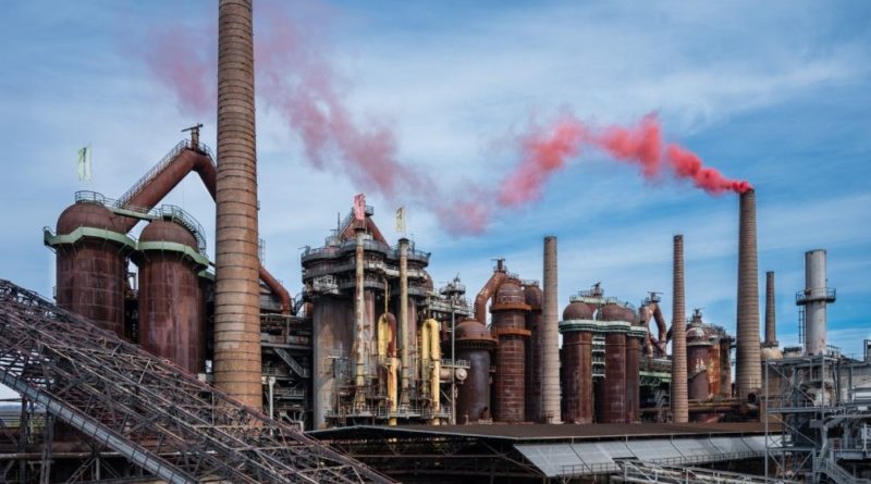 Aus einem Schornstein des Weltkulturerbes Völklinger Hütte steigt am 06.04.2019 roter Qualm auf. Dies war die Generalprobe für die Saisoneröffnung und Eröffnung der 5. Urban Art Biennale am kommenden Sonntag, bei der der spanische Urban Art-Künstler SpY mittels Pyrotechnik die Völklingen Hütte noch einmal rauchen lassen wird. Foto: Oliver Dietze/WKE