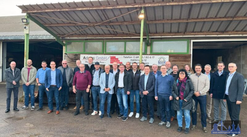 Oberbürgermeister Stephan Tautz (1. Reihe Mitte) und Gastgeber Reinhold Adams (1. Reihe roter Pullover) mit den Teilnehmerinnen und Teilnehmern des Völklinger Unternehmerdialog im November 2025. Bild: Stadt Völklingen 