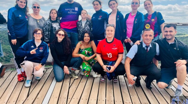 Die kosovarische Frauenfußballmannschaft der Special Olympics Nationale Spiele 2026 mit Trainer- und Betreuerteam beim Besuch des Baumwipfelpfads an der Saarschleife Bild: Stadt Völklingen