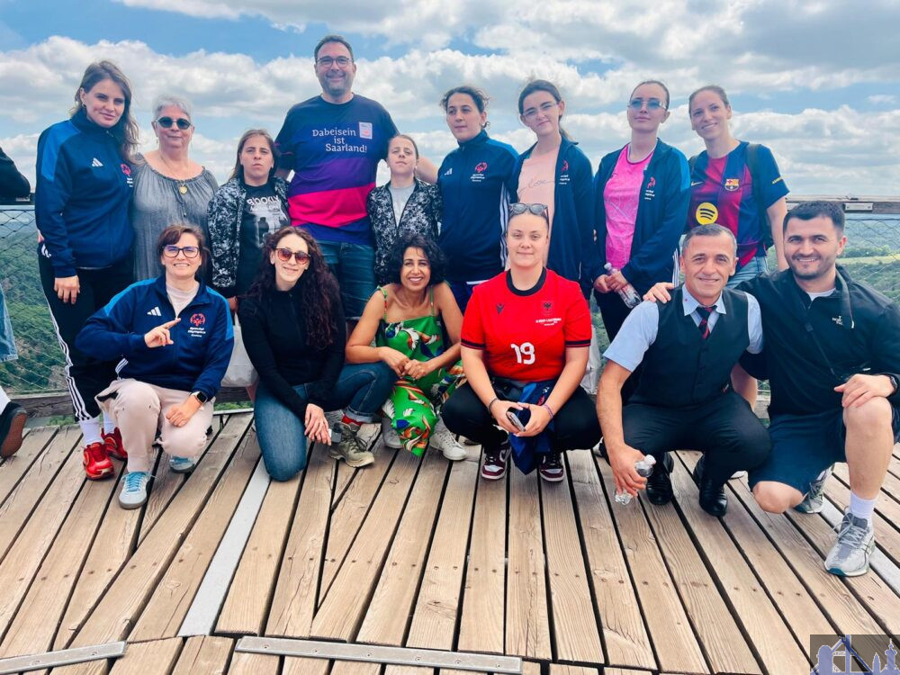Die kosovarische Frauenfußballmannschaft der Special Olympics Nationale Spiele 2026 mit Trainer- und Betreuerteam beim Besuch des Baumwipfelpfads an der Saarschleife Bild: Stadt Völklingen