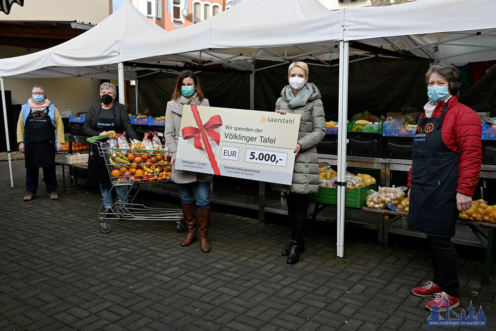 „Nikolaus-Aktion von Saarstahl: Juliane Wernet, Kommunikation Saarstahl, (rechts) überreicht den Spendenscheck an Claudia Rebmann und die ehrenamtlichen Helfer der Völklinger Tafel.“ Copyright „Nicole Munninger / SHS – Stahl-Holding-Saar“