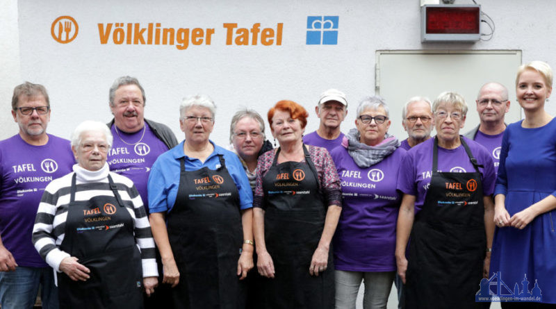 Übergabe der Spende von Saarstahl durch Juliane Wernet, Pressereferentin (rechts), an Reiner Daschmann, Koordinator Völklinger Tafel (links), und viele Ehrenamtliche. Foto: Saarstahl AG