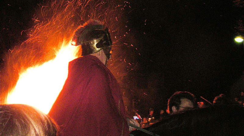 Sankt Martin am Martinsfeuer (Foto: "Die Zuckerschnute"/Wikipedia; lizenzfreie Nutzung gestattet)