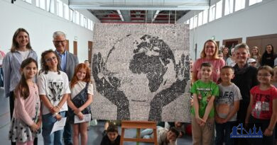 Enthüllung des Gemäldes „World on Hands“ an der Grundschule im Völklinger Stadtteil Heidstock