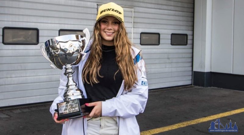 Carrie Schreiner mit dem Siegerpokal vom DUNLOP 60 (Foto: motorsport-xl.de)